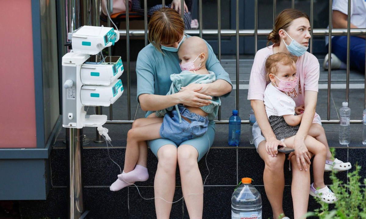 Uma verdadeira corrente humana se formou para remover os escombros, depois que o ataque destruiu parte do Hospital Infantil Okhmadyt -  (crédito: Reuters)