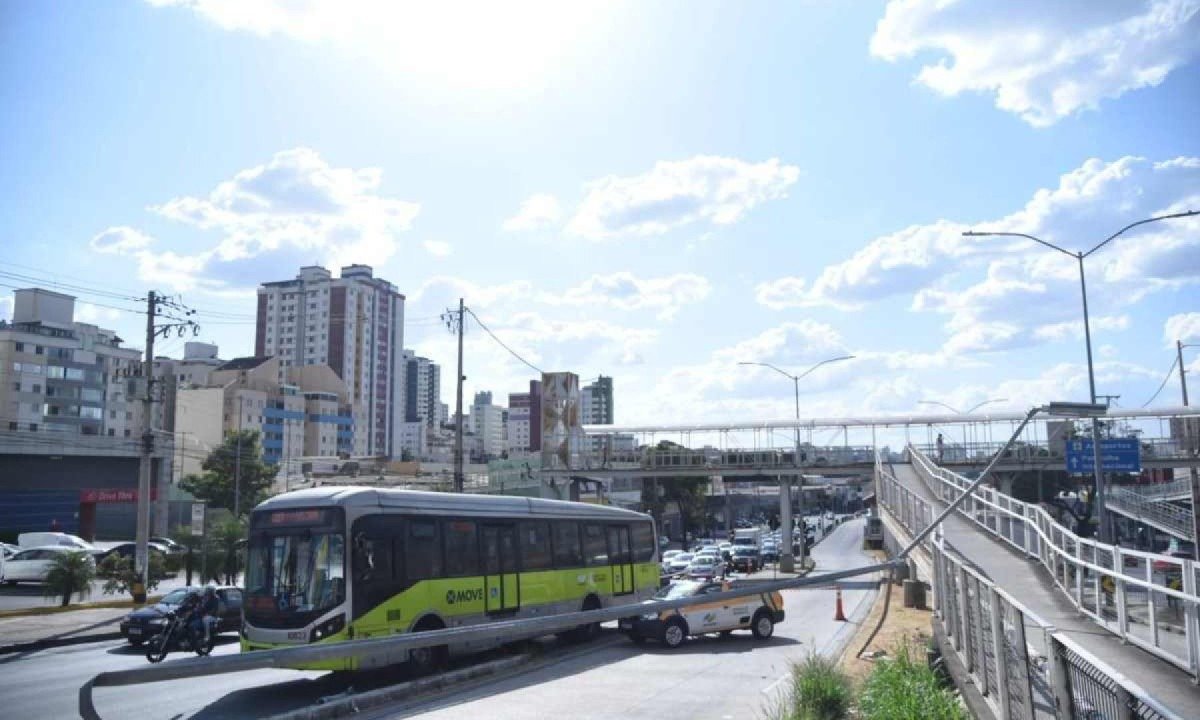 Informações preliminares dão conta que a queda do poste foi resultado de uma batida envolvendo três carros, sendo que um deles colidiu com a estrutura -  (crédito: Gladyston Rodrigues / EM / D.A Press)