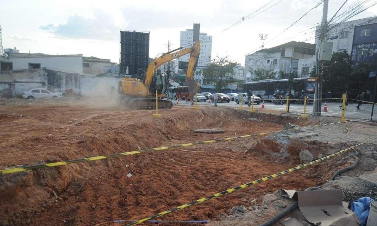 Prefeitura de Belo Horizonte faz obra nos encontros da Avenida do Contorno e da Amazonas
       -  (crédito:  Alexandre Guzanshe / EM / D.A Press)