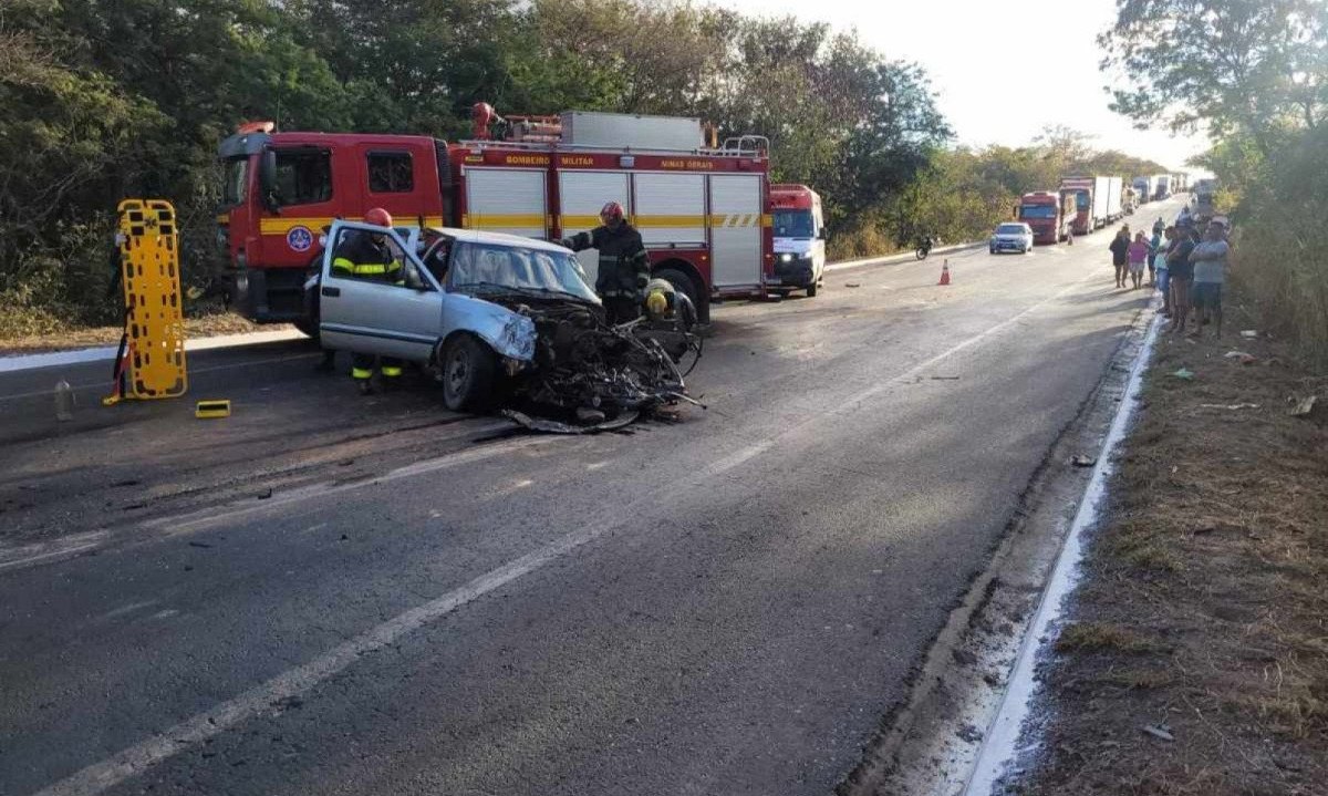 Caminhonete destruída com a batida -  (crédito: CBMMG/Divulgação)