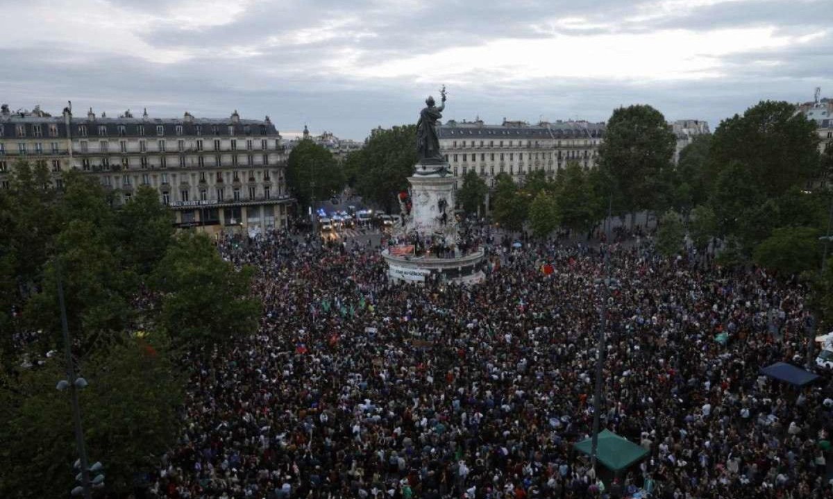  Pessoas se reúnem durante um evento noturno eleitoral após os primeiros resultados do segundo turno das eleições legislativas na França                  -  (crédito: Geoffroy VAN DER HASSELT / AFP       )