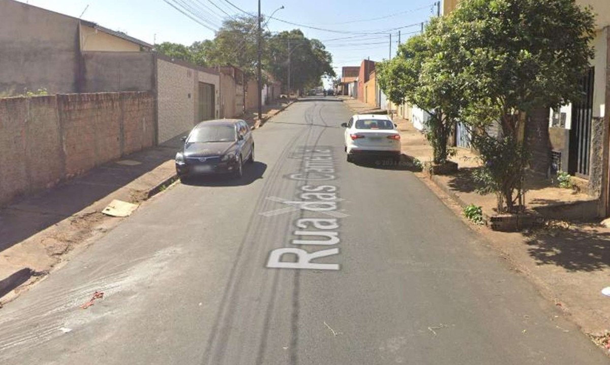 Idoso foi localizado por populares, caído em via do Bairro Nossa Senhora de Lourdes, com diversas lesões na região da cabeça e perdendo muito sangue -  (crédito: Rede de Noticias)