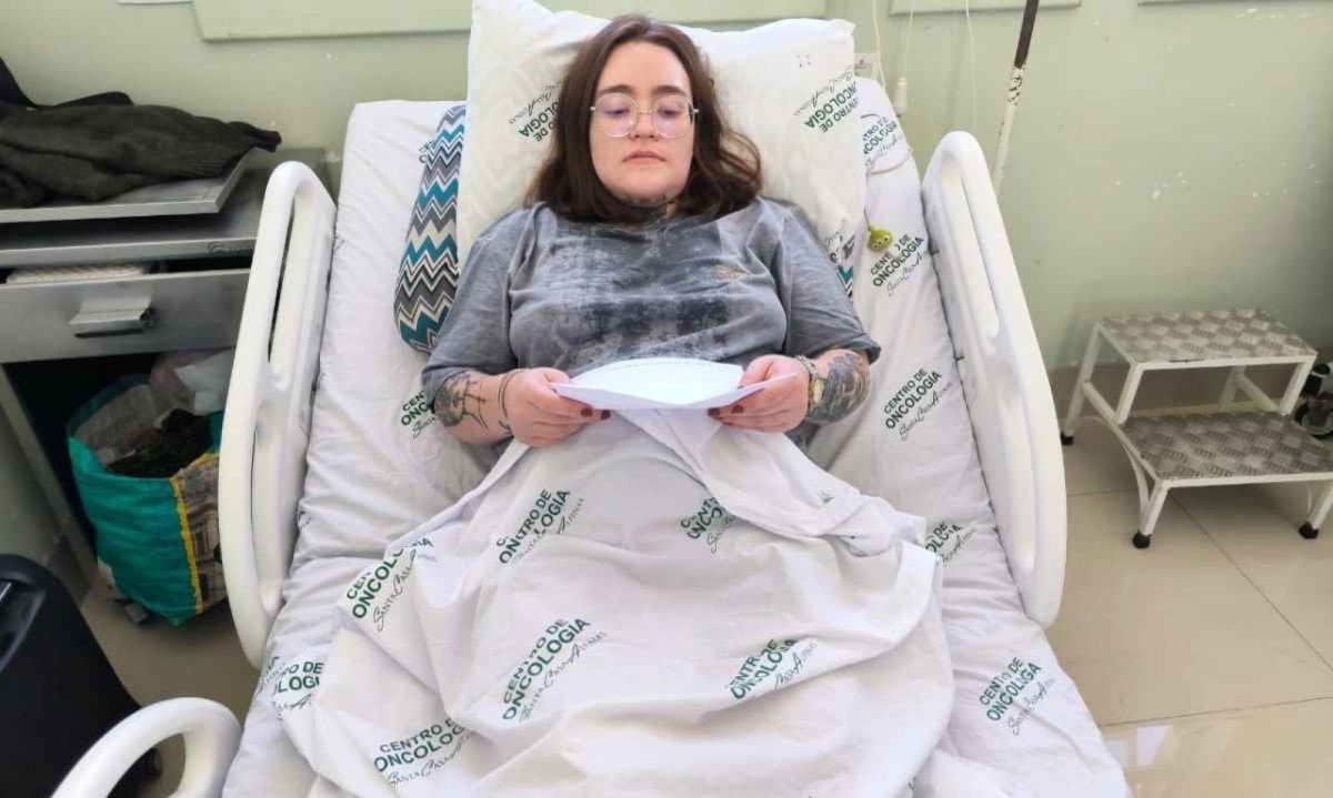 Carolina Arruda Leite, diagnosticada com a neuralgia do trigêmeo bilateral, foi internada para realizar um tratamento contra a dor aguda nesta segunda-feira (8/7) -  (crédito: Arquivo pessoal)