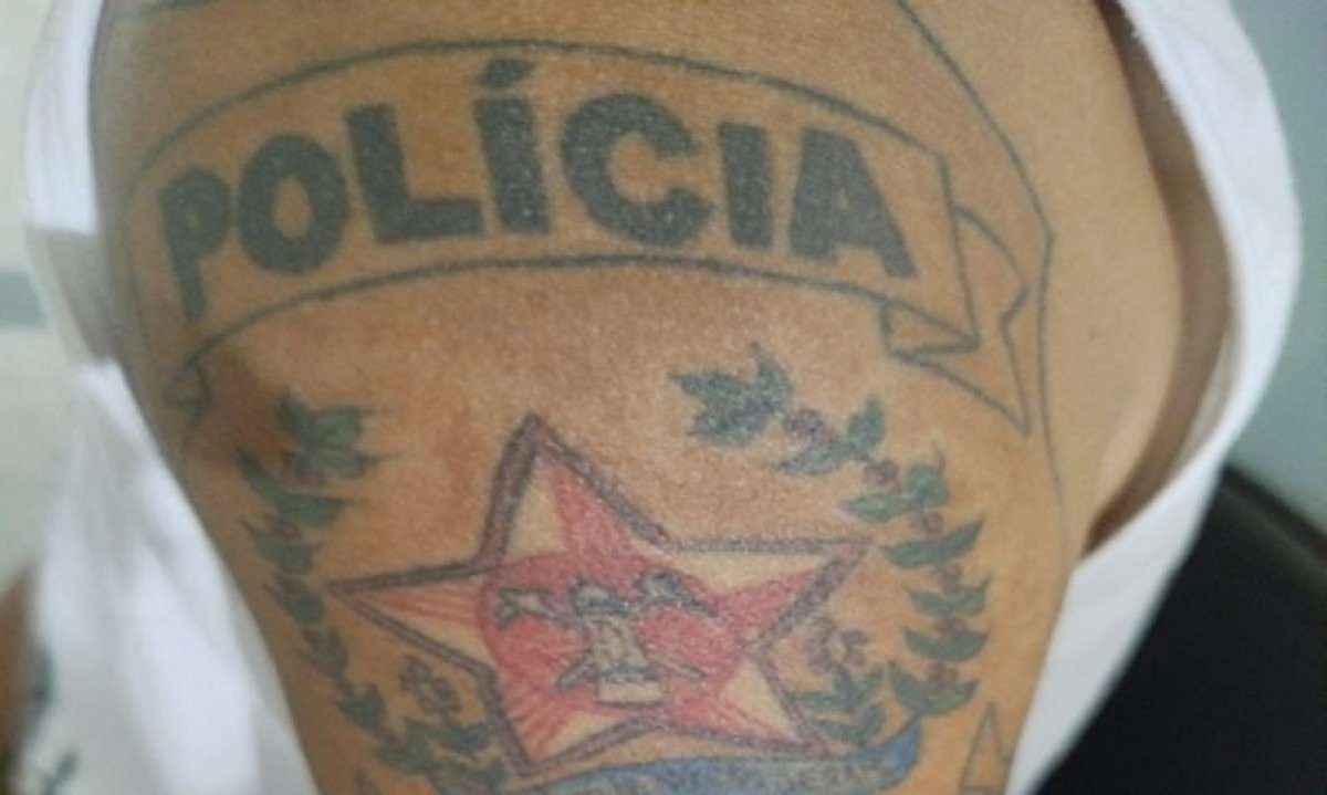 Homem usa tatuagem no braço direito para tentar enganar a polícia -  (crédito: PMRv)