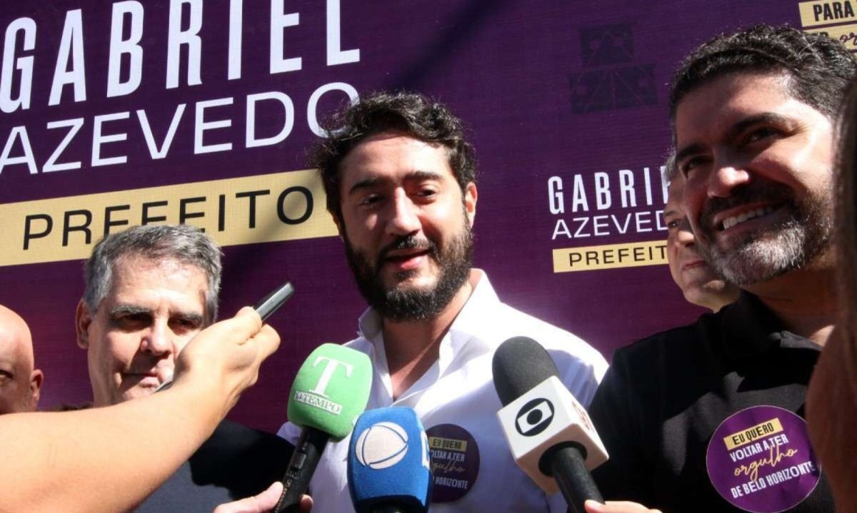 Gabriel Azevedo (MDB) fala com a imprensa com um banner ao fundo em que se l&ecirc; &quot;Gabriel Azevedo Prefeito&quot;. Pr&eacute;-candidato tamb&eacute;m ostentava bottom que foi considerado campanha antecipada -  (crédito: Jair Amaral/EM/D.A Press)