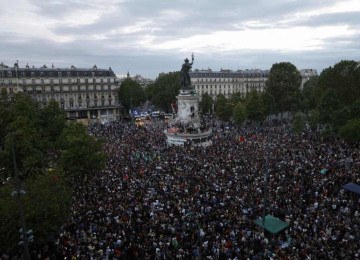  Pessoas se reúnem durante um evento noturno eleitoral após os primeiros resultados do segundo turno das eleições legislativas na França                  -  (crédito: Geoffroy VAN DER HASSELT / AFP       )