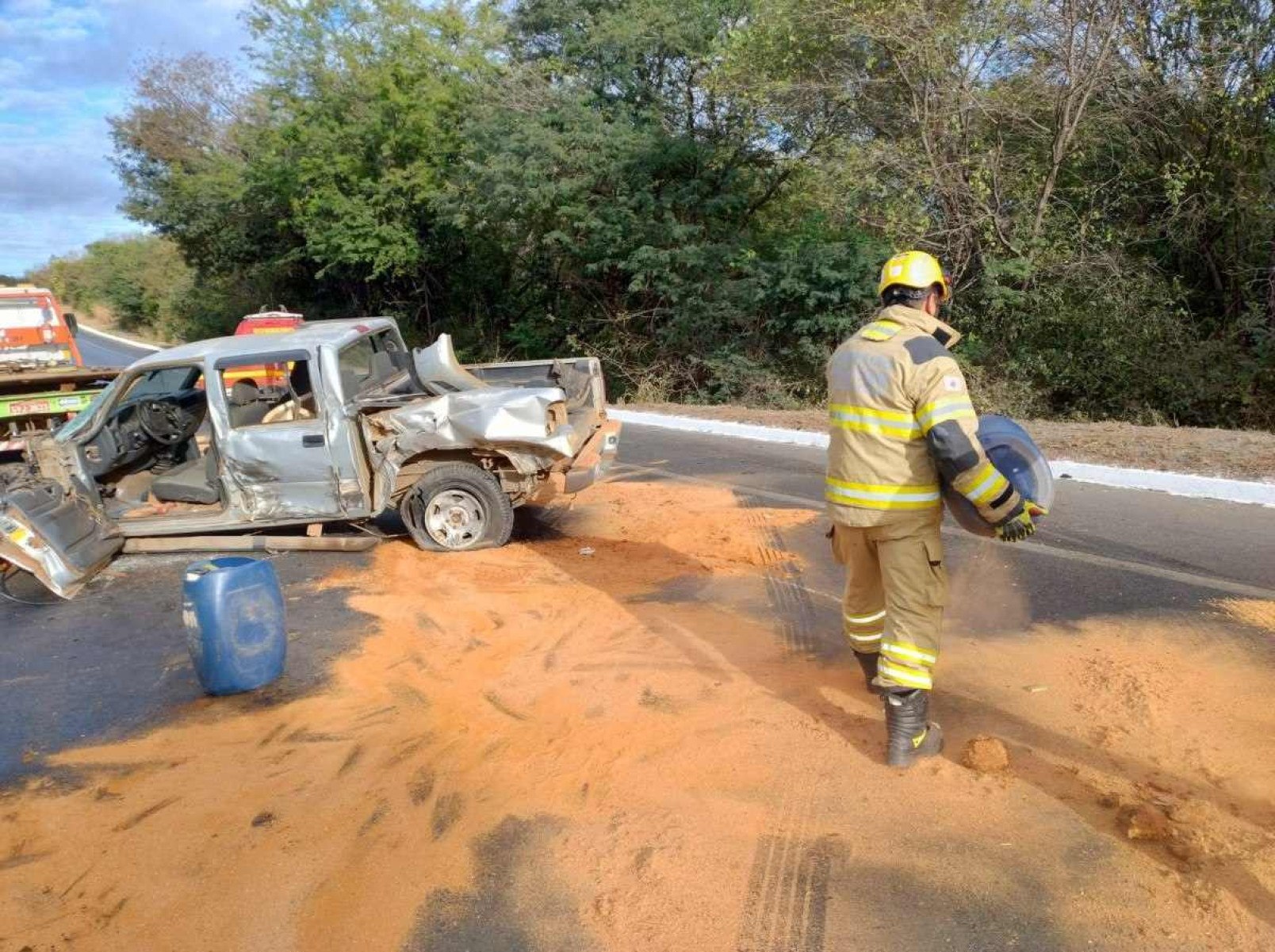 Bombeiros aplicando serragem na BR-251