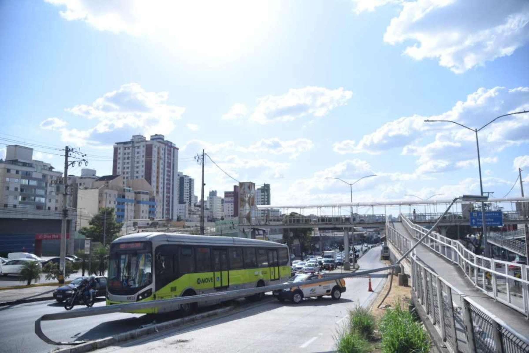 Batida derruba poste e interdita pista da Av. Cristiano Machado, veja vídeo