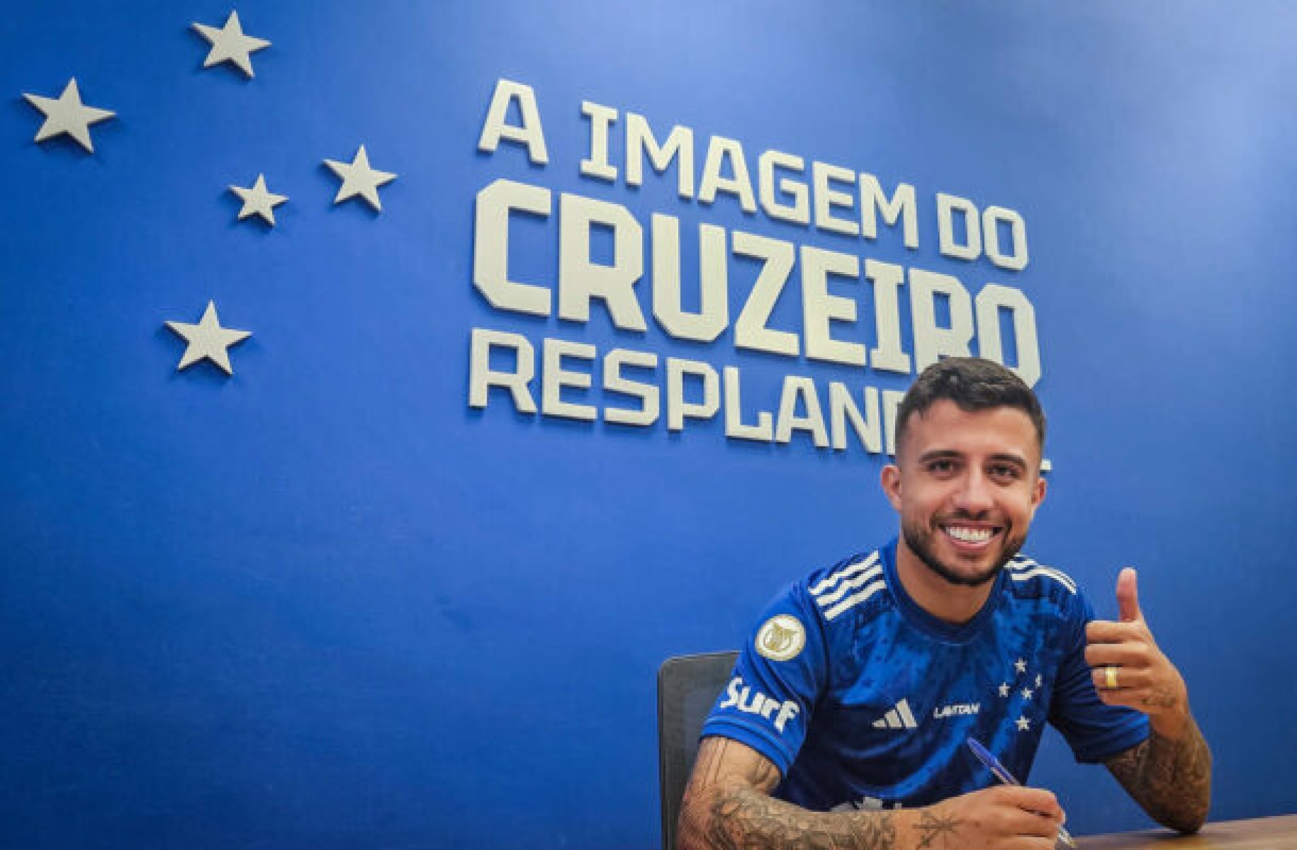 Matheus Henrique é apresentado e revela adiamento de lua de mel por causa do Cruzeiro