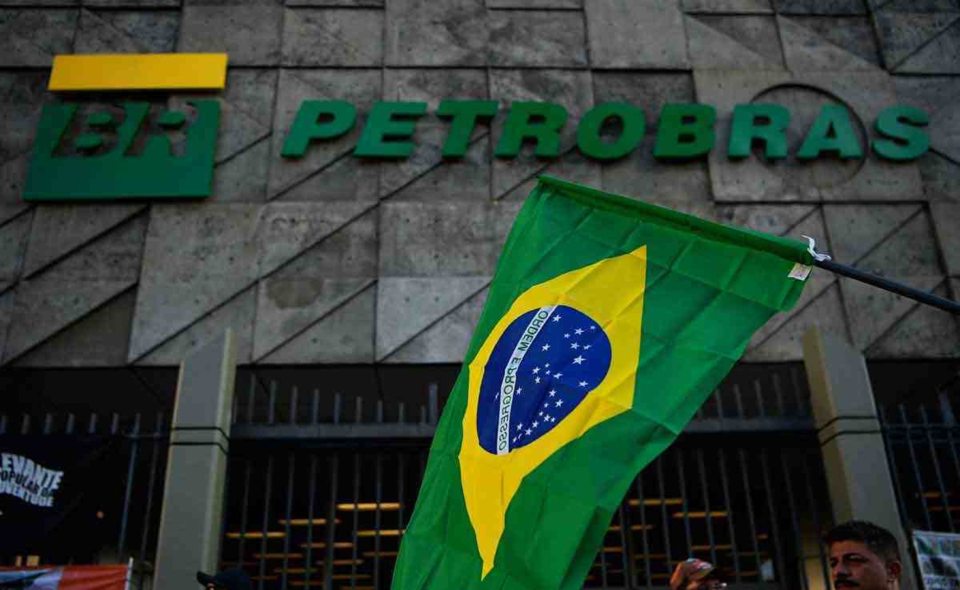 Ações da Petrobras sobem após aumento do preço dos combustíveis