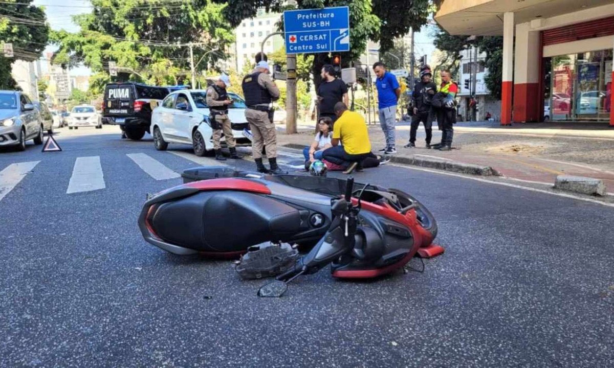 Acidente entre carro e moto, no cruzamento de Avenida Getúlio Vargas e Rua Professor Morais, no bairro Funcionários, em BH -  (crédito: Gladyston Rodrigues/EM/D.A.Press)