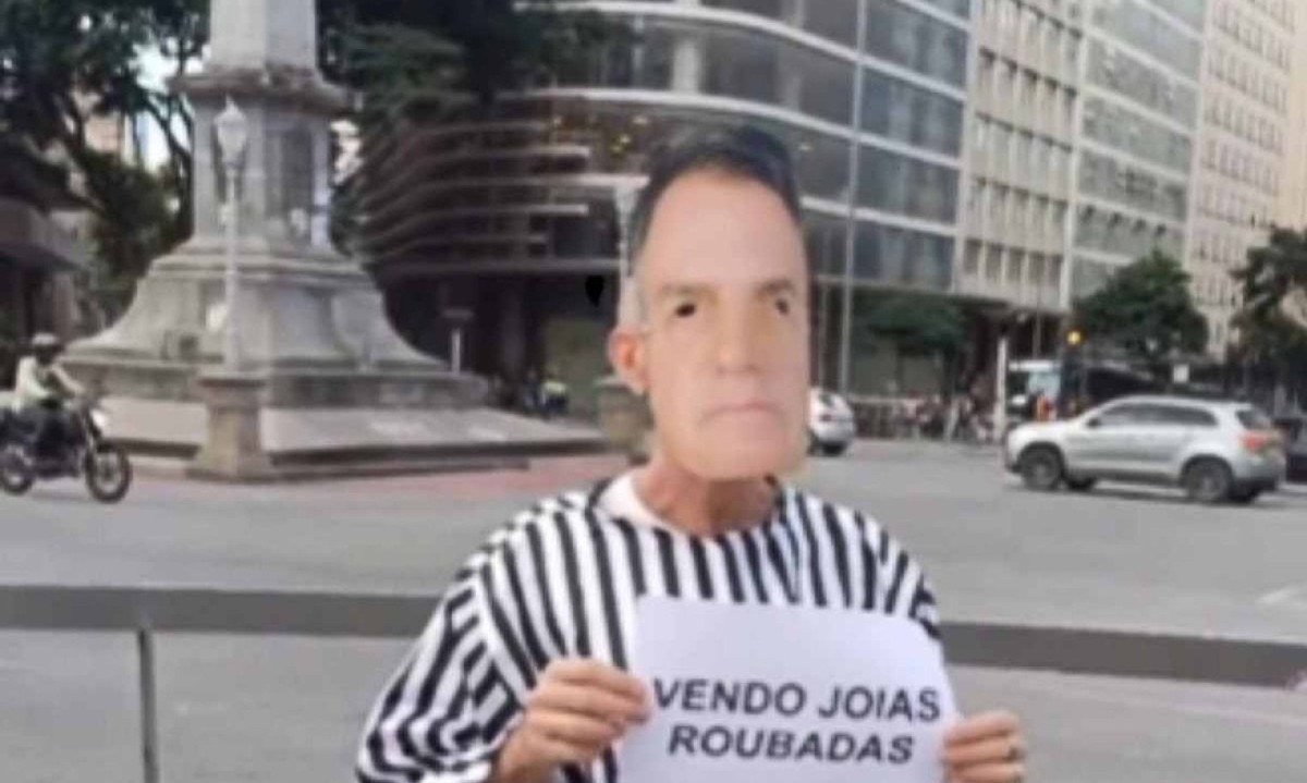 Ator se fantasia de Bolsonaro em protesto contra o ex-presidente -  (crédito: Captura de tela/Coletivo Alvorada)