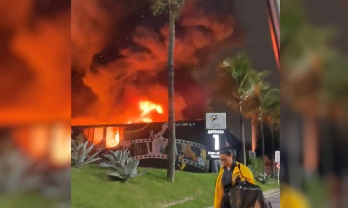 Chamas altas iluminaram a madrugada no local do incêndio, no Rio de Janeiro -  (crédito: Reprodução/Redes sociais)