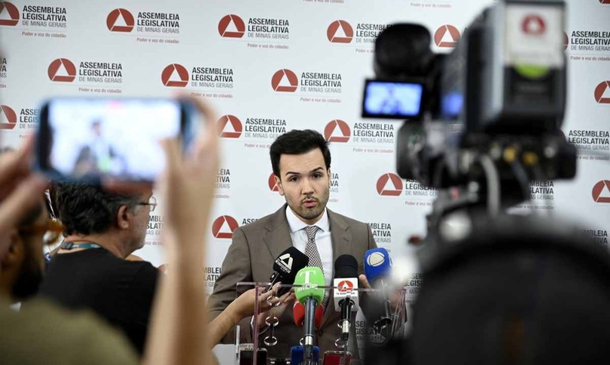 Tadeu Leite concedeu entrevista coletiva para tratar sobre projeto de Rodrigo Pacheco -  (crédito: Alexandre Netto/ALMG)