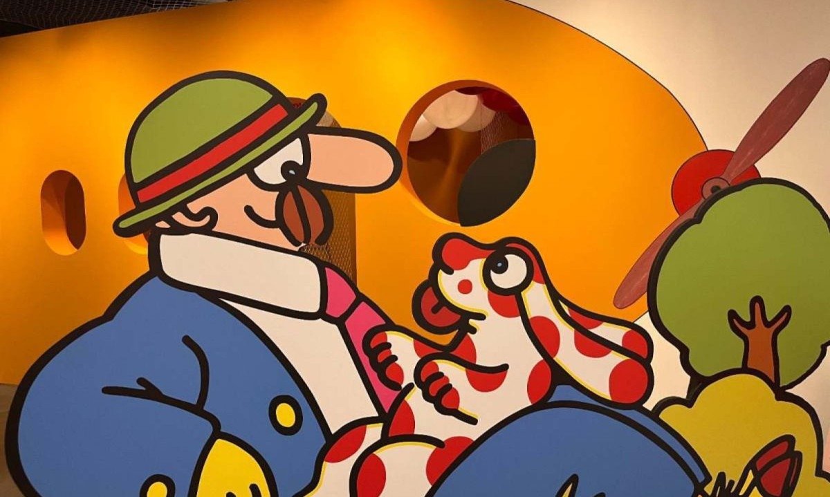 
Pimpa e o dono, Armando, guiam o visitante pela Itália na exposição em cartaz em BH -  (crédito: Raquel Braga/divulgação)