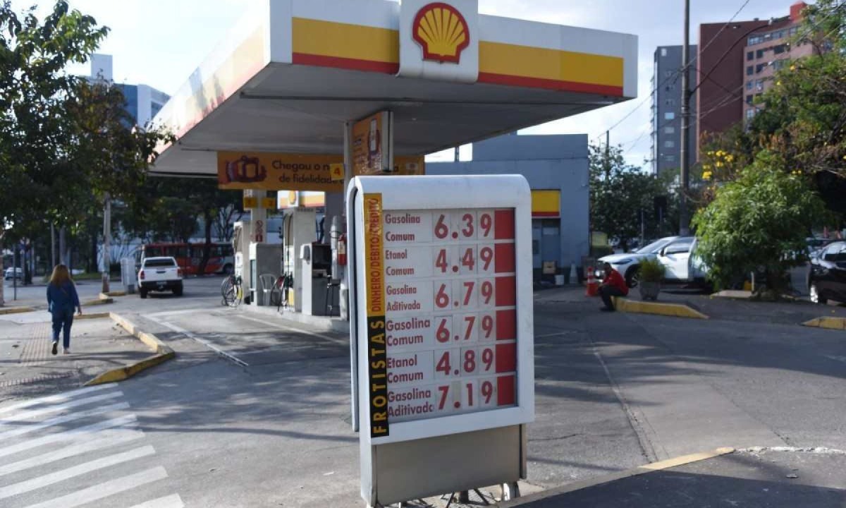 Posto de combustíveis na esquina das Avenidas Amazonas e Contorno passou aumentou o preço da gasolina comum de R$ 5,99 para R$ 6,39 -  (crédito: Gladyston Rodrigues/EM/D.A Press)