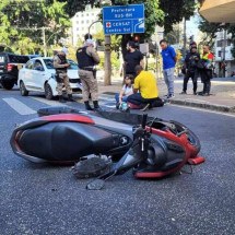 Motociclista fratura as duas pernas em acidente no Centro de BH - Gladyston Rodrigues/EM/D.A.Press