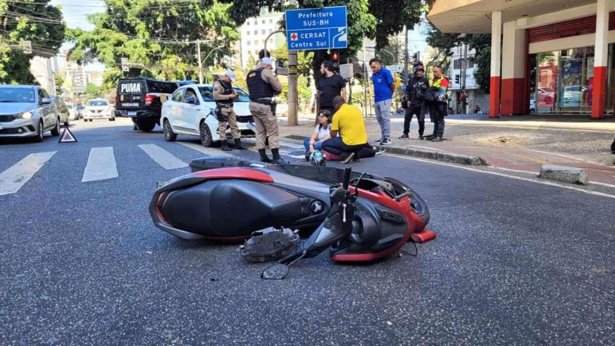 Motociclista fratura as duas pernas em acidente no Centro de BH