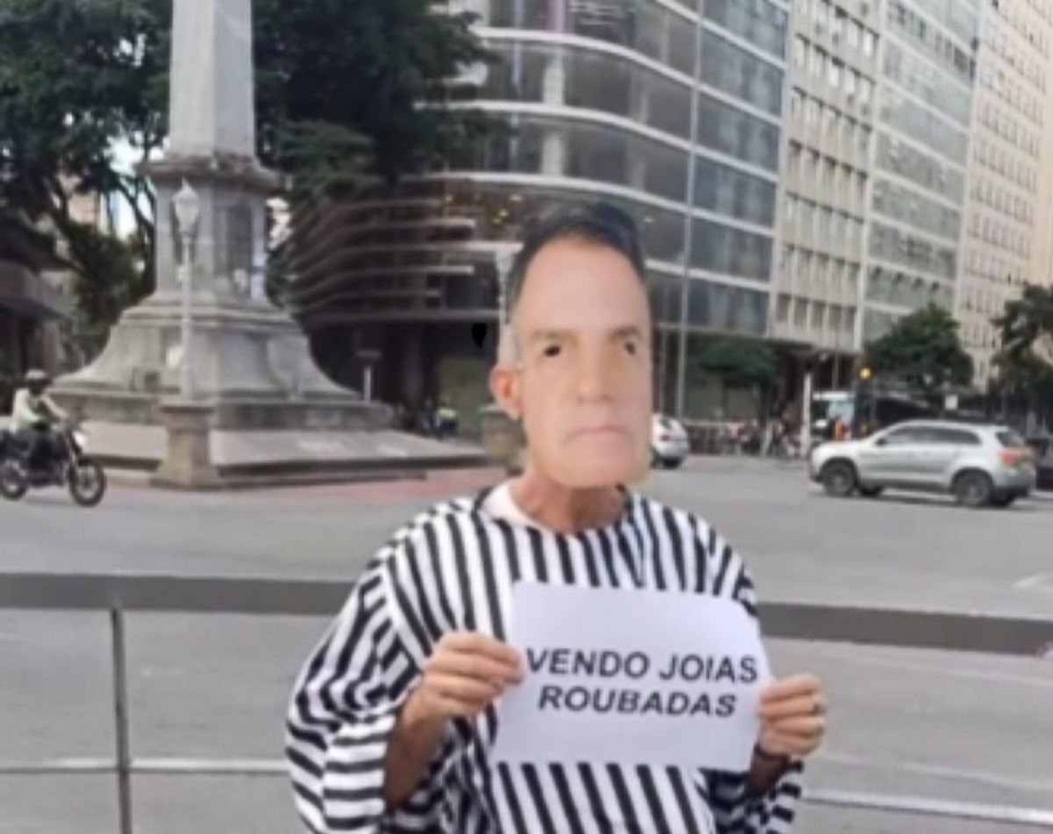 Ator fantasiado de Bolsonaro oferece joias em praça de Belo Horizonte