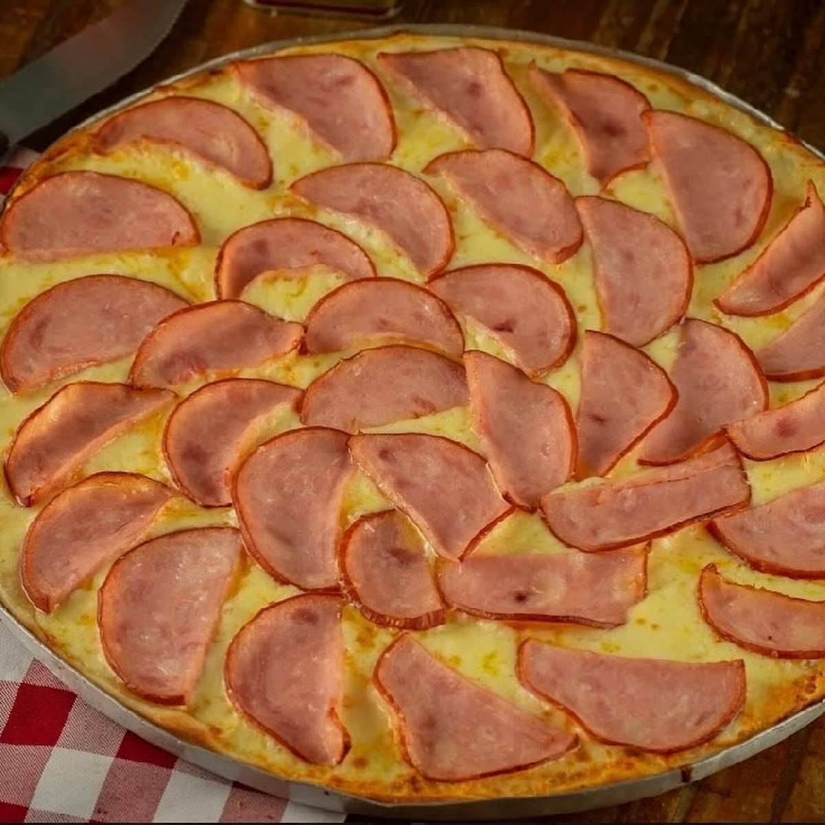 A pizza de lombo canadense compõem o cardápio da Pizzaria Guarani