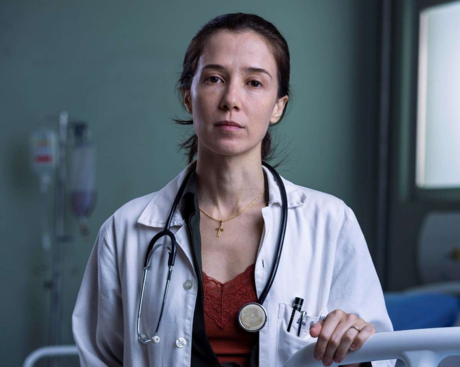Marjorie Estiano como a personagem doutora Carolina da série Sob Pressão