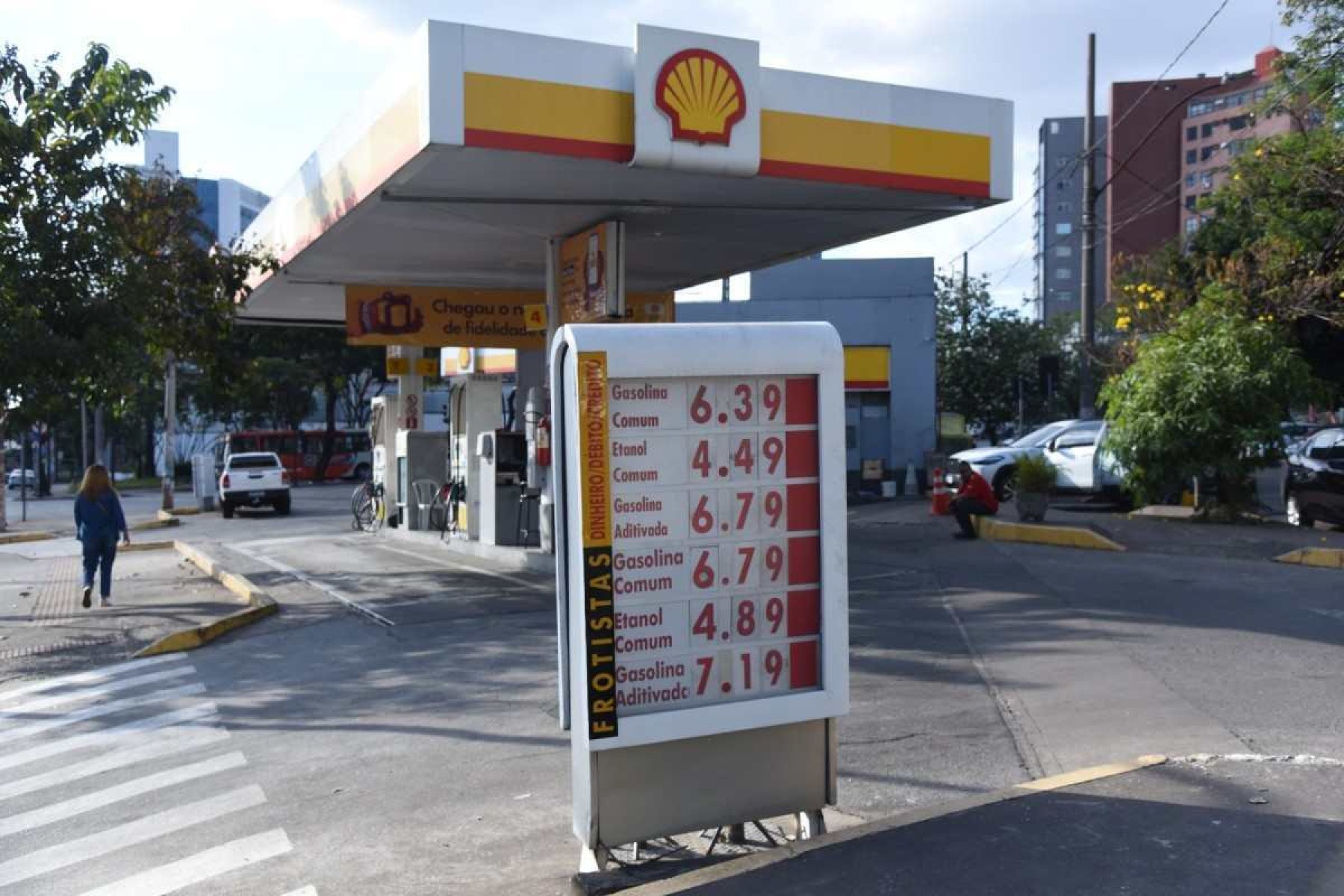 Postos aumentam gasolina em até R$ 0,30 em 1º dia de reajuste