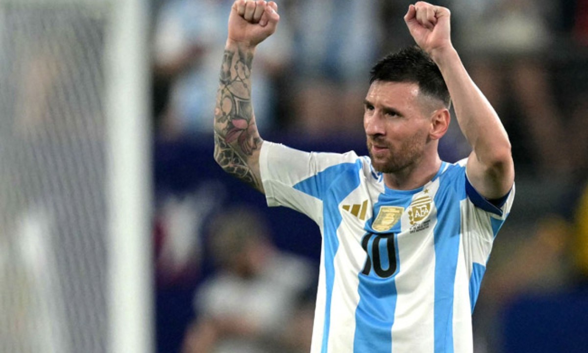  TOPSHOT - Argentina's forward #10 Lionel Messi celebrates scoring his team's second goal during the Conmebol 2024 Copa America tournament semi-final football match between Argentina and Canada at MetLife Stadium, in East Rutherford, New Jersey on July 9, 2024. (Photo by JUAN MABROMATA / AFP)
     -  (crédito:  AFP)