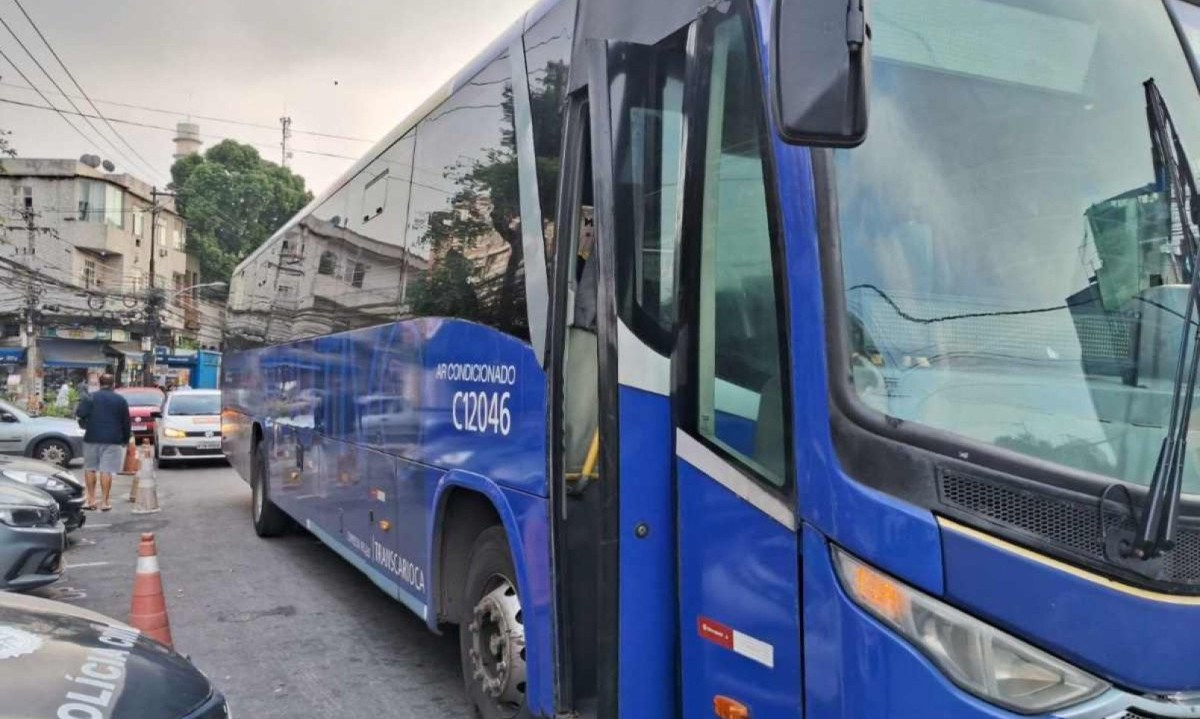 Ônibus assaltado ficou em posse dos bandidos durante 30 minutos, período em que os passageiros foram até agredidos -  (crédito: Cyro Neves/Rádio Tupi)