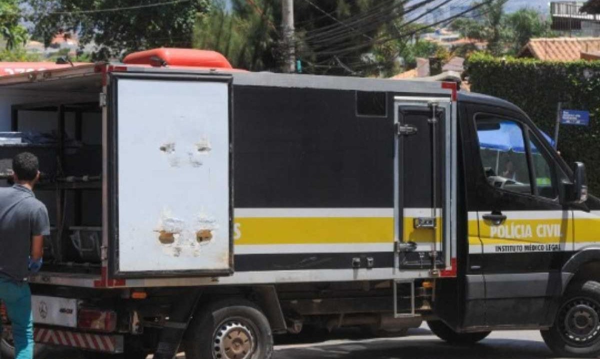 Corpo foi removido pelo rabecão da Polícia Civil -  (crédito: Leandro Couri/E.M./D.A. Press)