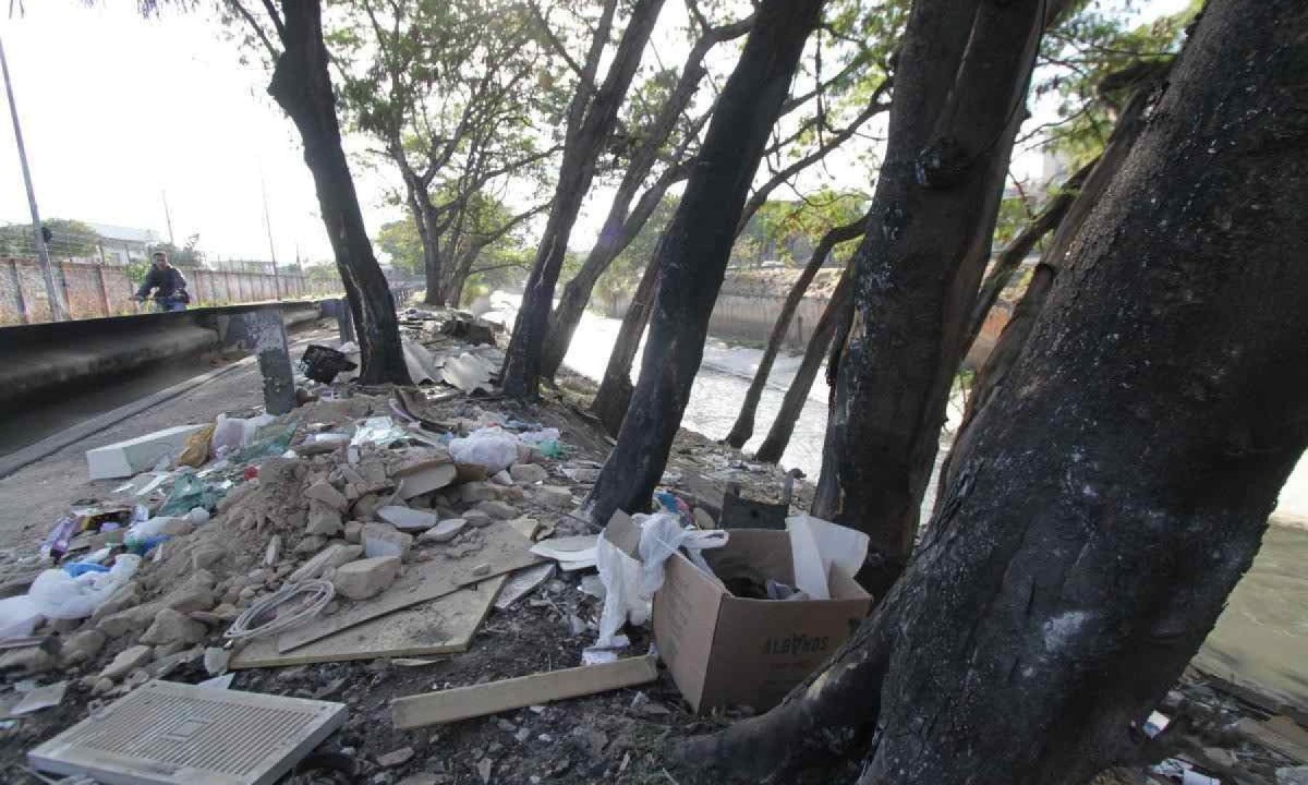 Muitos materiais e sujeira encontrado no local -  (crédito: Edésio Ferreira/EM/D.A.Press)