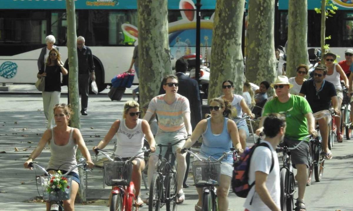 Em Barcelona, a enxurrada de visitantes durante os meses de verão sobrecarrega a infraestrutura local, gerando problemas para os moradores  -  (crédito: Carlos Altman/EM)