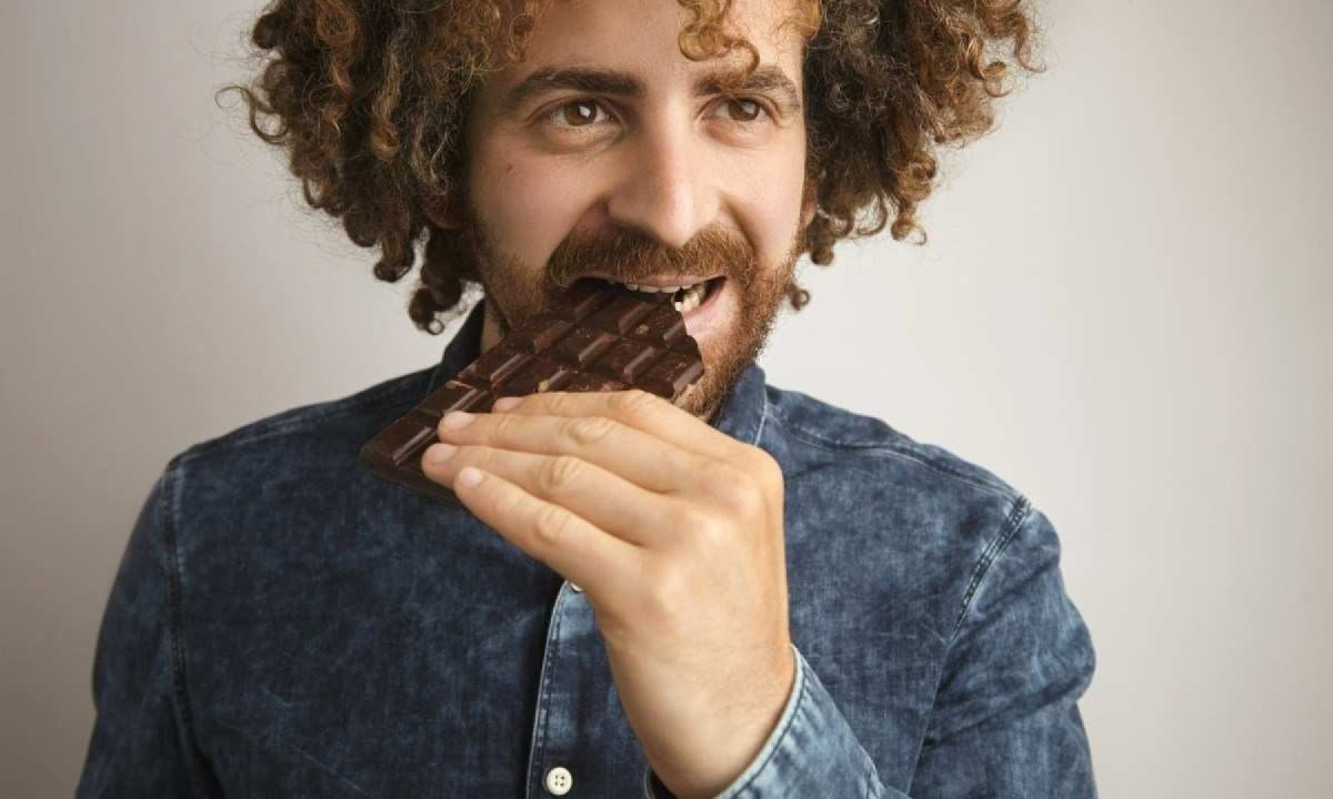 O açúcar presente no chocolate, quando permanece na boca por muito tempo, fermenta e se torna ácido, desgastando o esmalte dos dentes -  (crédito: Freepik)