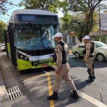 Acidente com dois ônibus fere cinco em avenida de BH - Edesio Ferreira/EM/D.A Press