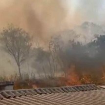 Incêndio atinge vegetação ao lado da pista do Aeroporto Internacional de BH - Rerodução/CBM-MG