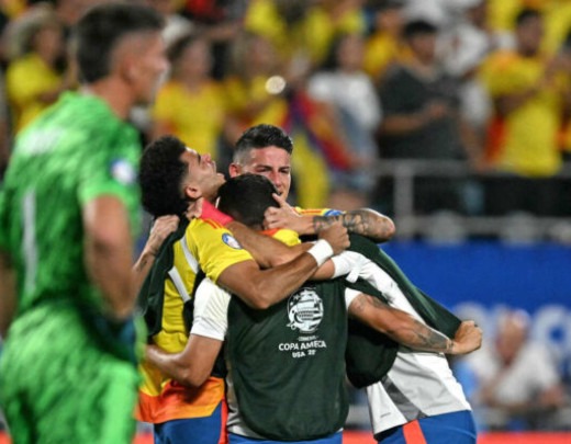 Luis Diaz e James Rodriguez se abraçam. Colômbia na final da Copa América -  (crédito: Foto: Chandan Khanna/ AFP via Getty Images)