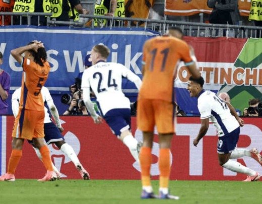  England's forward #19 Ollie Watkins (R) celebrates after scoring his team's second goal during the UEFA Euro 2024 semi-final football match between the Netherlands and England at the BVB Stadion in Dortmund on July 10, 2024. (Photo by KENZO TRIBOUILLARD / AFP)
     -  (crédito:  AFP via Getty Images)