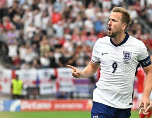  TOPSHOT - England's forward #09 Harry Kane celebrates scoring his team's first goal during the UEFA Euro 2024 Group C football match between Denmark and England at the Frankfurt Arena in Frankfurt am Main on June 20, 2024. (Photo by JAVIER SORIANO / AFP) (Photo by JAVIER SORIANO/AFP via Getty Images)
     -  (crédito:  AFP via Getty Images)