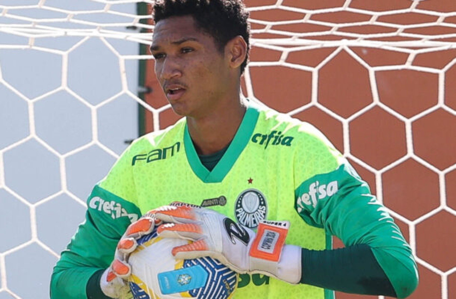 Com três defesas em sequência, goleiro do Palmeiras faz milagre no Brasileirão Sub-20