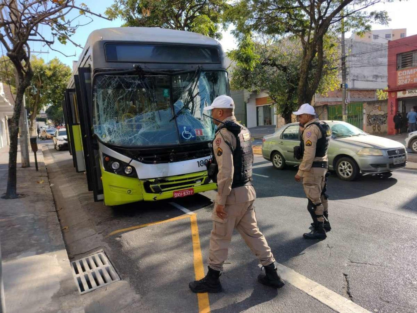 Acidente com dois ônibus fere cinco em avenida de BH