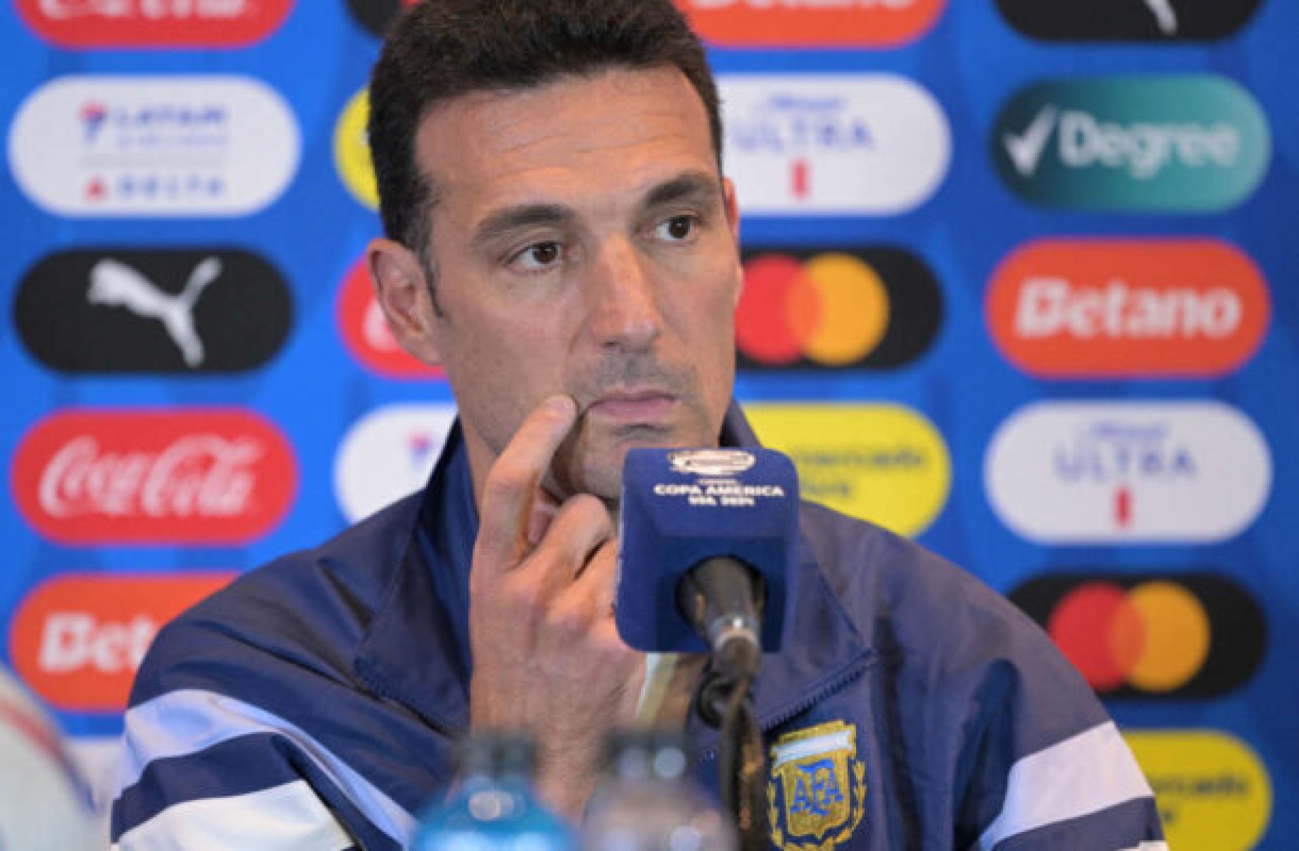 Scaloni destaca classificação da Argentina e diz que tentará manter Di María na seleção