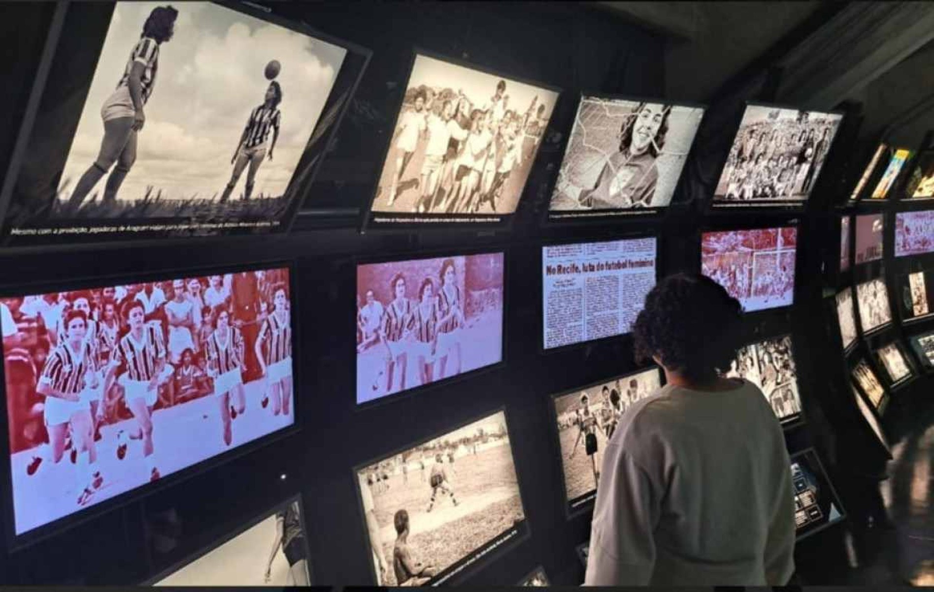     Instalação da Sala das Copas do Museu do Futebol destaca, ao alto, fotos históricas de jogadoras mineiras feitas pelo Estado de Minas