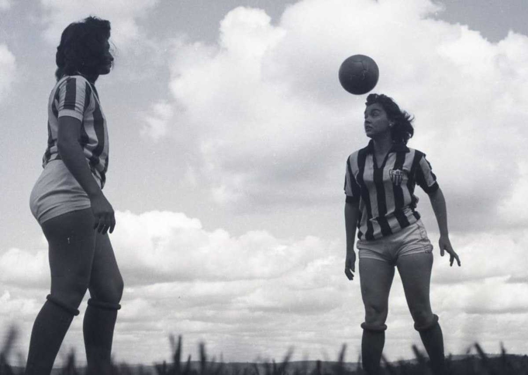  Em 1959, no Independência, as jogadoras do Araguari Atlético Clube: Mirna veste a camisa do Coelho e Marielza, do Galo