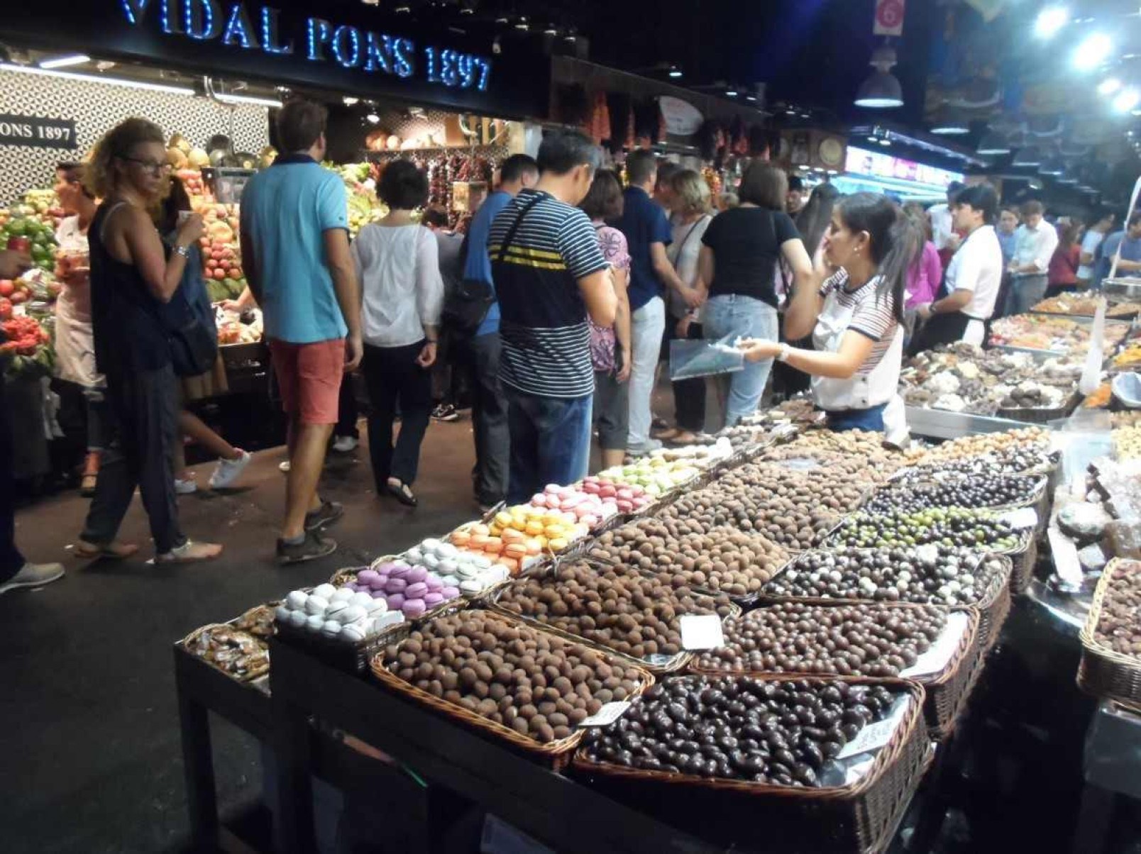 Devido a invasão de turistas no Mercado de San José, mais conhecido como "La Boquería", os locais tem acesso em horário restrito só para eles, na parte da manhã