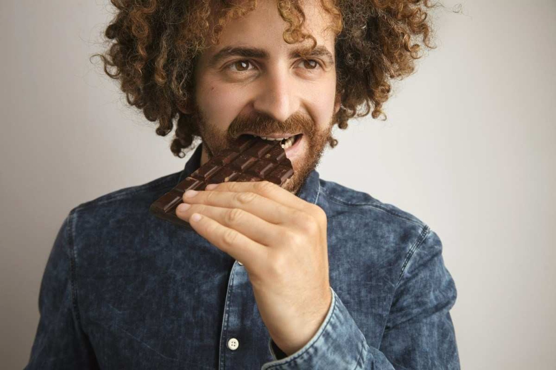 Chocolate é inimigo ou aliado da saúde bucal?