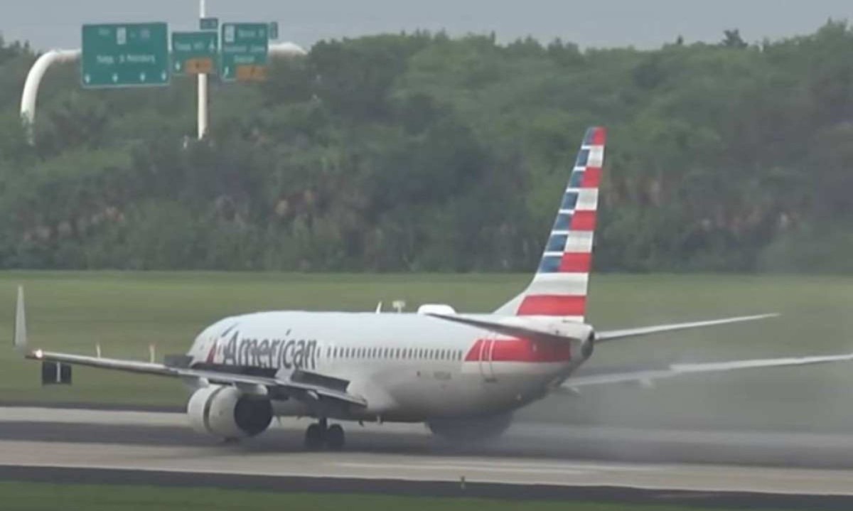 Pneu da aeronave da American Airlines estoura e pega fogo durante a decolagem no aeroporto de Tampa, na Flórida -  (crédito: Reprodução @CaptainStevenMarkovich/YouTube)