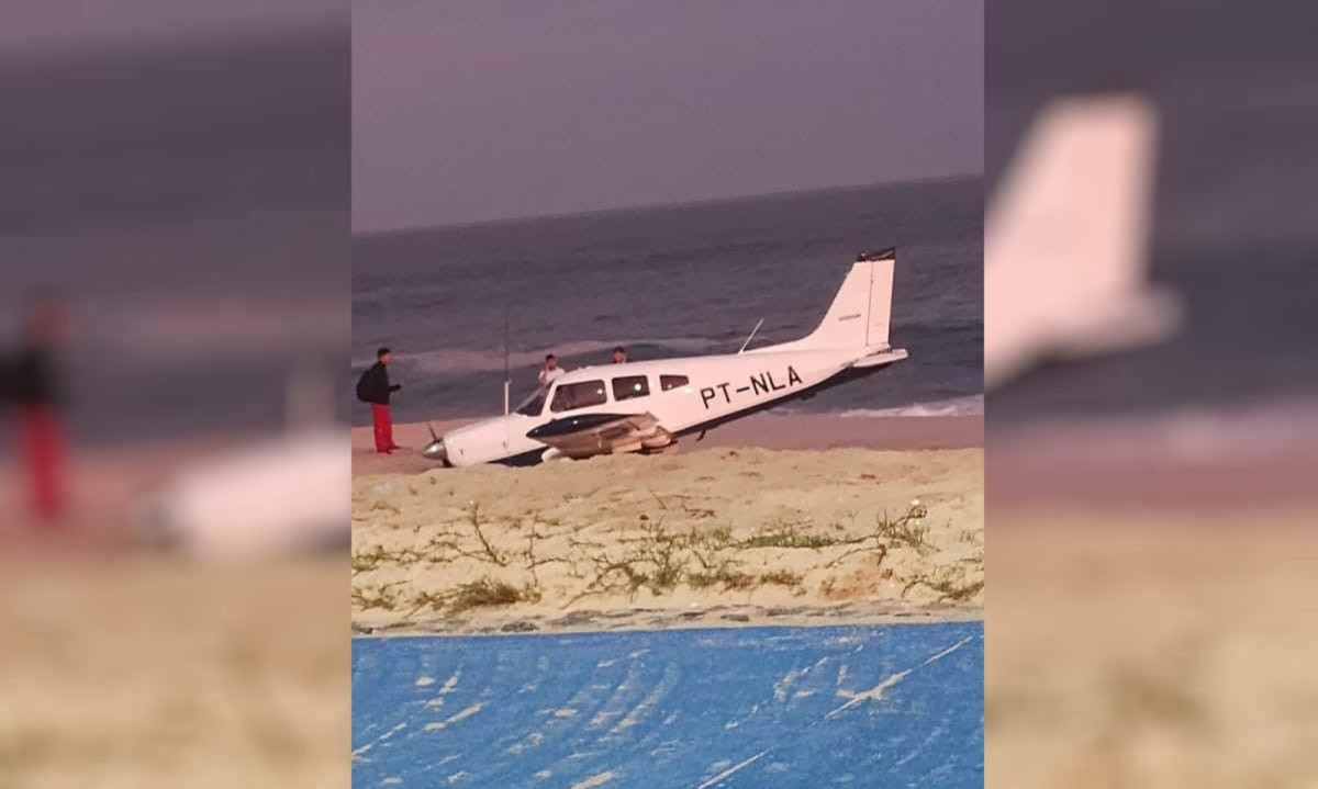 Avião faz pouso forçado na Praia de Itaipuaçu, em Maricá, no Rio de Janeiro -  (crédito: Reprodução/Redes sociais)