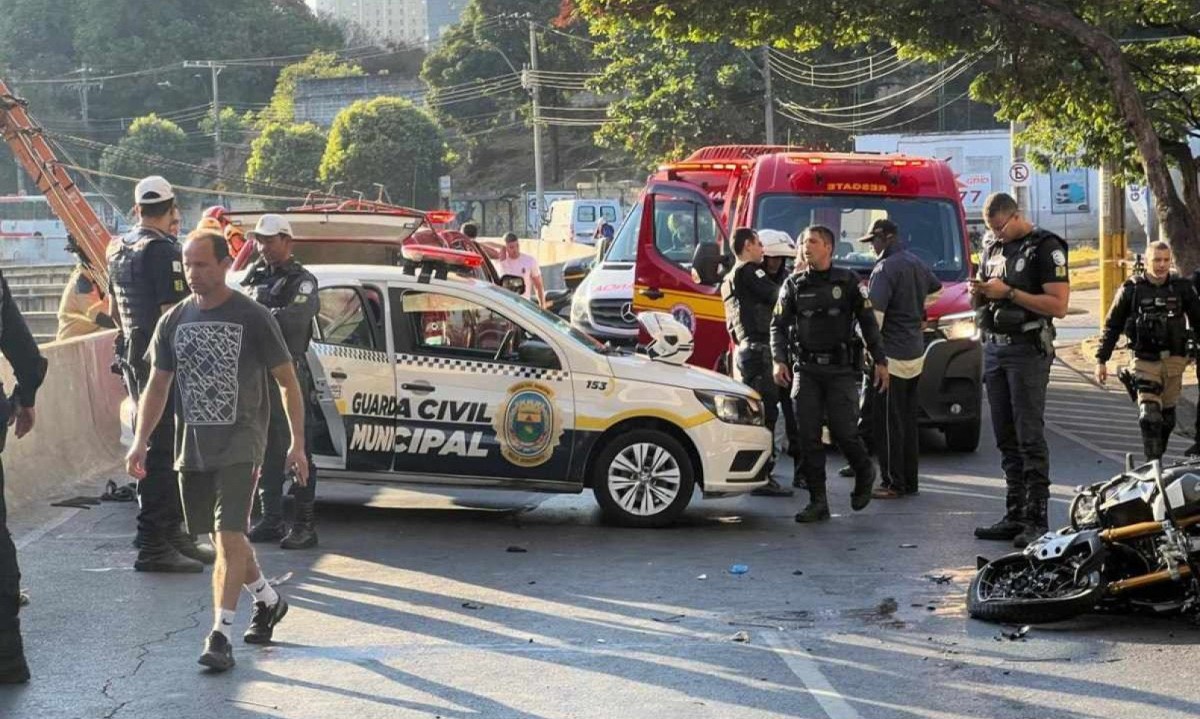 Motociclista caiu no leito do Rio Arrudas -  (crédito: Edesio Ferreira/EM/D.A Press)