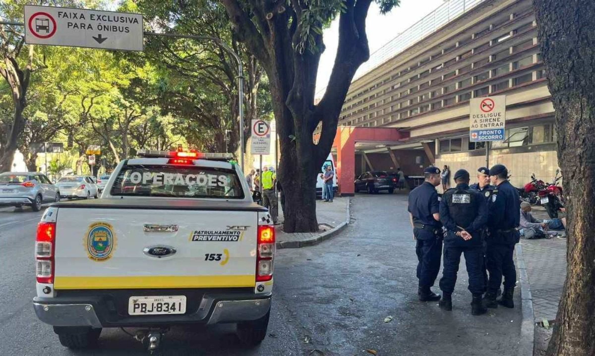 Guardas municipais prestam solidariedade às companheiras de trabalho que se acidentaram nesta quinta (11/7)
 -  (crédito: Wellington Barbosa/EM/DA Press)