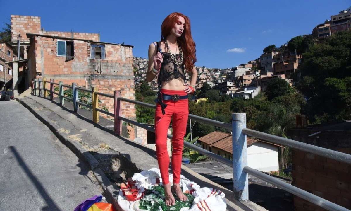 Kyka Loka, drag queen do Aglomerado da Serra cujas performances focam em questionamentos sobre construção social dos gêneros e o cenário drag na periferia       