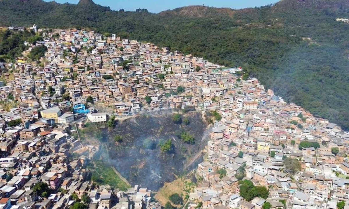 Vista aérea de drone de incêndio em área de mata na Vila Marcola, no Aglomerado da Serra, em BH -  (crédito: @estev4m/Esp. EM)